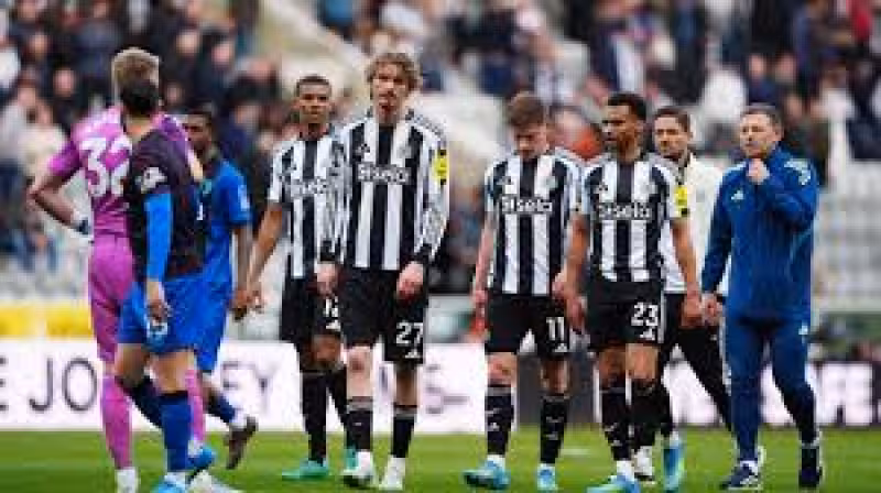 Eddie Howe challenges Newcastle players amid dire form: 'You're either in or you're out'