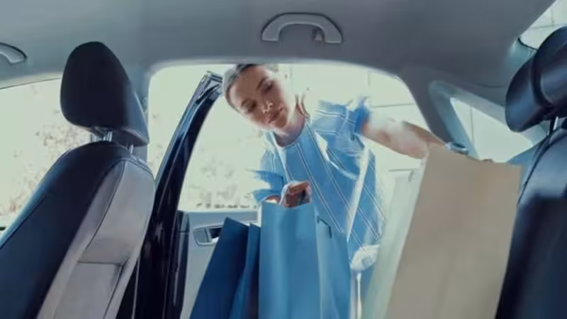 Se acabó usar el coche como trastero: la Guardia Civil multa a los conductores sevillanos con 200 euros por llevar estos objetos sueltos