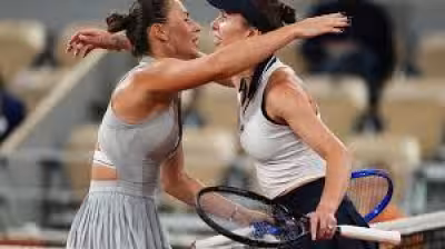 Mirra Andreeva storms to 6-1 opening set in French Open semi-final