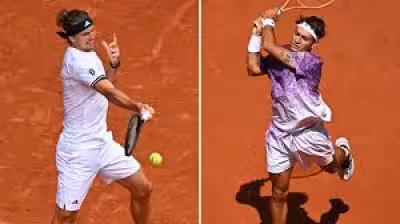 Alexander Zverev takes opening set 7-5 as Jakub Mensik fights back in Paris semi